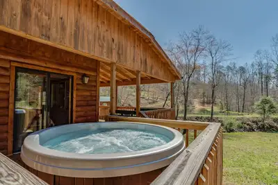 Image de Piney Knob Cabin 15 Min Pour Lake Lure - 30 min Pour Tiec - Hot Tub - ensemencées étang