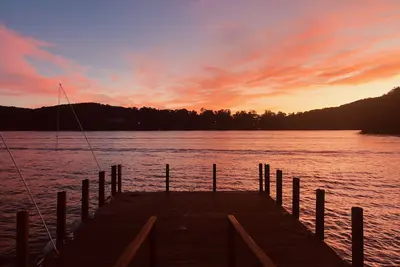 Image de Niveau, bord du lac direct, vues occidentales étendues, plage sur le lac Candlewood