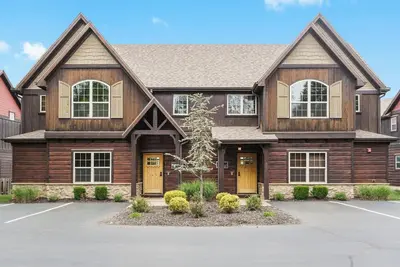 Image de Villa de luxe au bord du lac - Mini Golf - LazyRiver - Huge Pool ~ Dock ~ 3 km Silver Dollar City