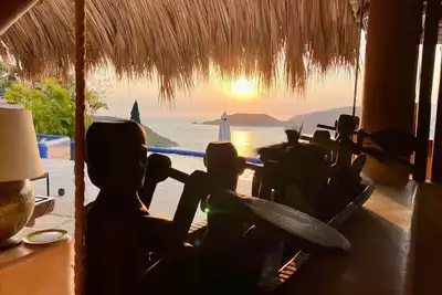Image de Boutique maison sur la baie de Zihuatanejo, à quelques pas de la plage.