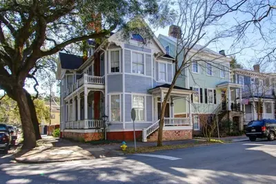 Image de The Big Blue House Lower - À pied du parc Forsyth, WiFi et familial