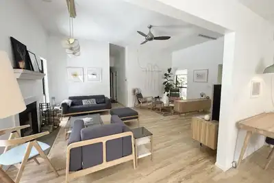 Image de Moderne conçu 3 chambres 2 salles de bain maison sur un calme, 1 acre, Southampton cul-de-sac