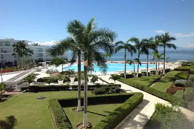 Image de Détendez-vous et jouez dans un incroyable condo en bord de mer avec une vue imprenable sur l'océan