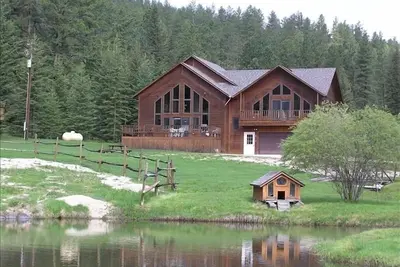 Image de grand terrain, étang de truite!