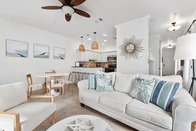 Image de Condo de coin pittoresque au deuxième étage à quelques pas de la plage «Mermaid Pointe»