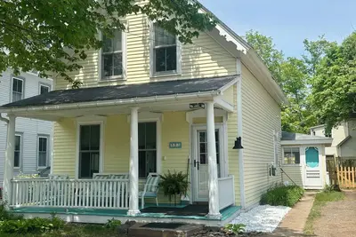 Image de Maison mise à jour spacieuse près du lac Supérieur à pied des restaurants, brasseries, plage