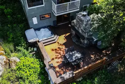 Image de Cali Suite ~ Une retraite élégante surplombant le magnifique lac Kootenay.