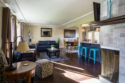 Image de Legal 5 chambres / 3 salles de bains 3100 pieds carrés Accès rapide à tout Portland a à offrir