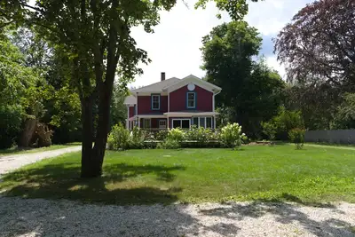 Image de Superbe maison historique de 7 chambres dans la région de Greenport pour les Bachelorettes.