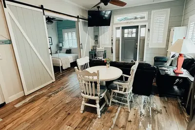 Image de Captivant Downtown Safety Harbor Location - Séjour prolongé, logement Corp, Relo