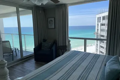 Image de Condo en bord de mer avec installation gratuite de la plage (2 chaises / 1 parasol) inclus