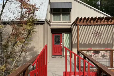 Image de Red Gate Retreat - Tout Nouveau, niché dans la nature, à pied de la rue Main!
