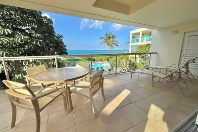 Image de 4 adultes et 2 enfants - Sur Snorkelling Reef Grace Bay