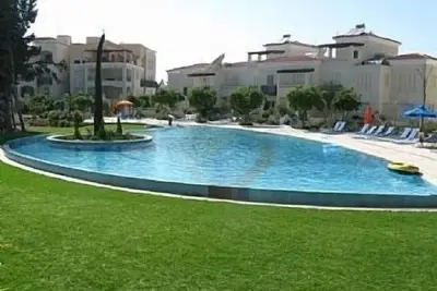 Image de Luxe Appartement au 1er étage avec vue sur la piscine