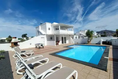 Image de Villa avec table de billard et piscine privée (y compris la pataugeoire Integral)