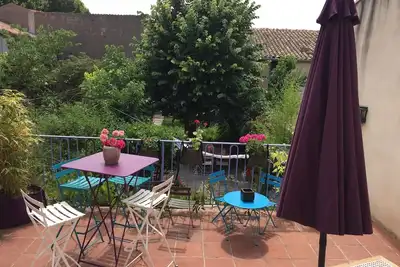 Image de \"les secrets de Maria\" au pied de la Cité avec terrasse