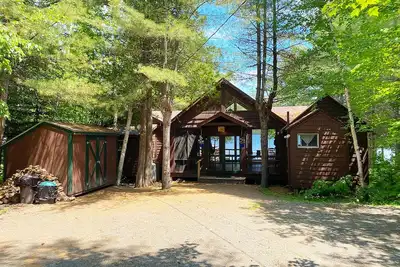 Image de Loon Camps at Waters Edge - Deux jolis cottages sont reliés par un porche grillagé