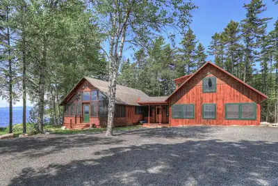 Image de Breakwater Lodge - Magnifique maison sur la rive est du lac Mooselookmeguntic
