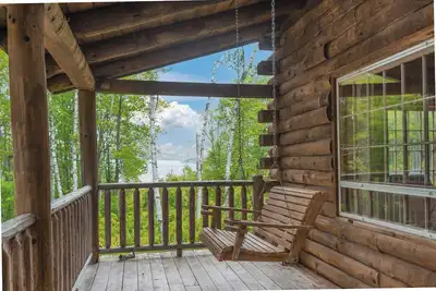 Image de Grand chalet classique avec plage de sable sur le lac Mooselookmeguntic