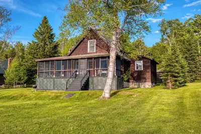 Image de Cabane rustique de 4 chambres sur les rives du lac Mooselookmeguntic