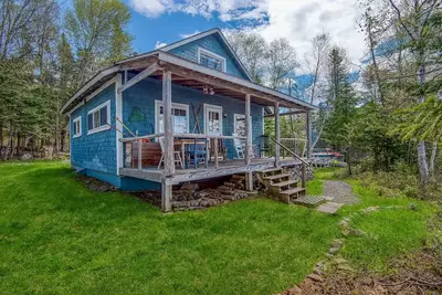 Image de Ce camp rustique se trouve à droite sur l'eau