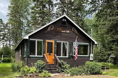 Image de 5 couchages, confortable chalet de 2 chambres, 1 salle de bain, belle cheminée en pierre