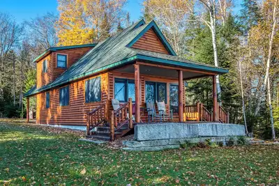 Image de Belle cabane en rondins avec pelouse plate au bord de l'eau