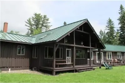 Image de Spacieux chalet dans la communauté de chalet Saddleback Lake Lodge.