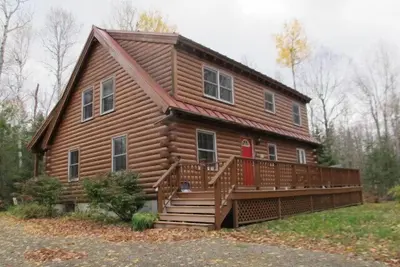 Image de Gutsell's Cabin - Belle maison en bois rond dans un cadre privé près du lac Mooselookmeguntic