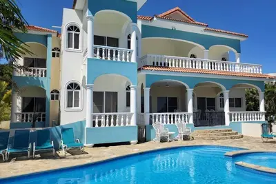 Image de Grande 6 chambres, villa de luxe avec piscine, vue sur l'océan, entièrement équipée, près de la plage!