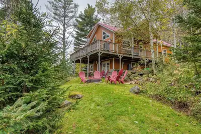 Image de Belle maison spacieuse avec accès à Rangeley Lake et les sentiers de motoneige.