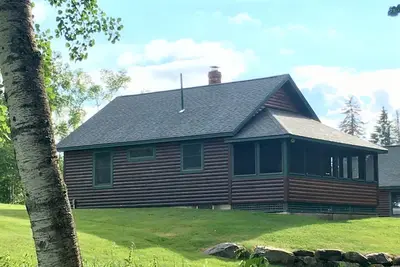 Image de Belle communauté de chalets avec plage de sable partagée avec plateforme de bain, quais et amarres