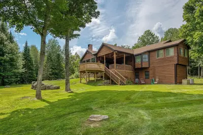 Image de Chalet privé, décoré avec goût, proche du centre-ville de Rangeley.