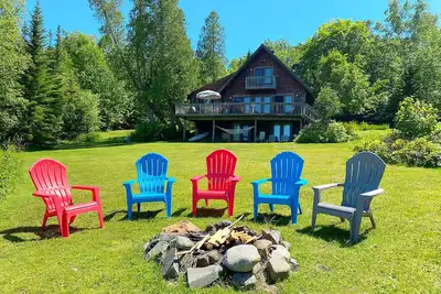 Image de Cette grande maison de 3 chambres a une entrée de niveau très à l'eau avec une immense terrasse