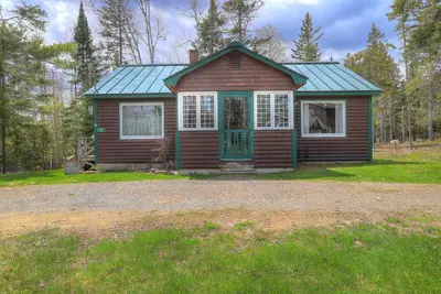 Image de Bien entretenue 2 minutes de chalets de chambre de Rangeley