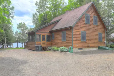 Image de maison récente à l'extrémité d'un chemin de terre sur Rangeley