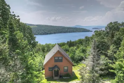 Image de Cabine confortable avec une vue incroyable sur le lac Rangeley!