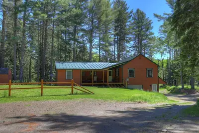 Image de Grande cabine récemment rénovée - à proximité du village d'Oquossoc