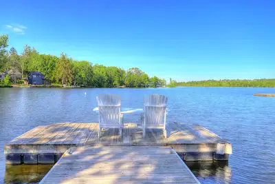 Image de Grande terrasse couverte donnant sur Rangeley et parc de la ville