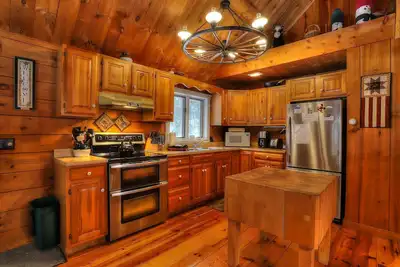 Image de CedarDuft Cottage - Chalet en bois rond confortable sur les rives de l'étang de Quimby