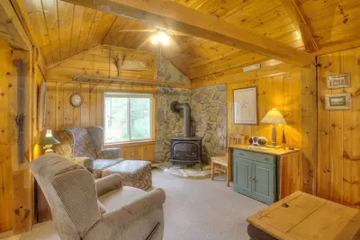 Image de 4-6, dans un chalet confortable de 2 chambres, espace de vie ouvert, récemment rénové