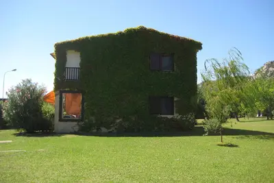 Image de Bel appartement de trois pièces entouré de verdure et vue mer