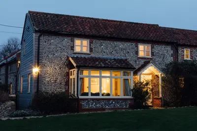 Image de Gorgeous flint cottage overlooking the marshes, walking distance to beach