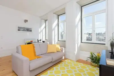 Image de Appartement coloré et confortable | Ace Location par Host Wise