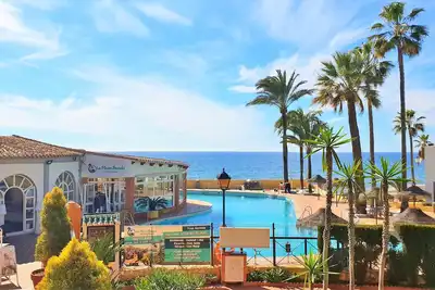 Image de Cs155 Appartement de 1 chambre  en rez de jardin avec style andalou situé en première ligne de la plage de Calahonda - Mijas Costa