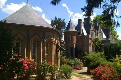 Image de Saint Crespin: Maison de caractère de style architectural néo-gothique gravitant autour du château à 15 mn des plages