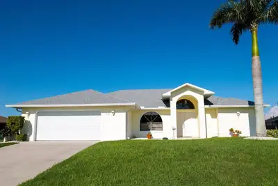 Image de Superbe vue, situé sur un large canal, grande piscine et terrasse, très bien situé