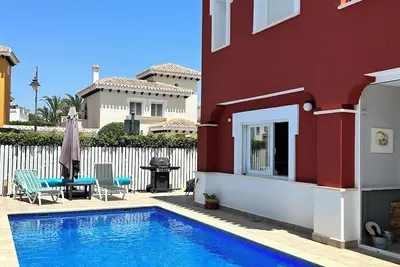 Image de Superbe villa - nouvelle cuisine / salles de bains et piscine chauffée de 8 mètres