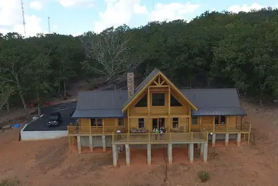 Image de The Heights Cabin, cabane en rondins de bois massif avec une vue imprenable