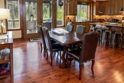 Image de Maison spacieuse avec espace de vie à aire ouverte à quelques pas de Swiftwater Winery